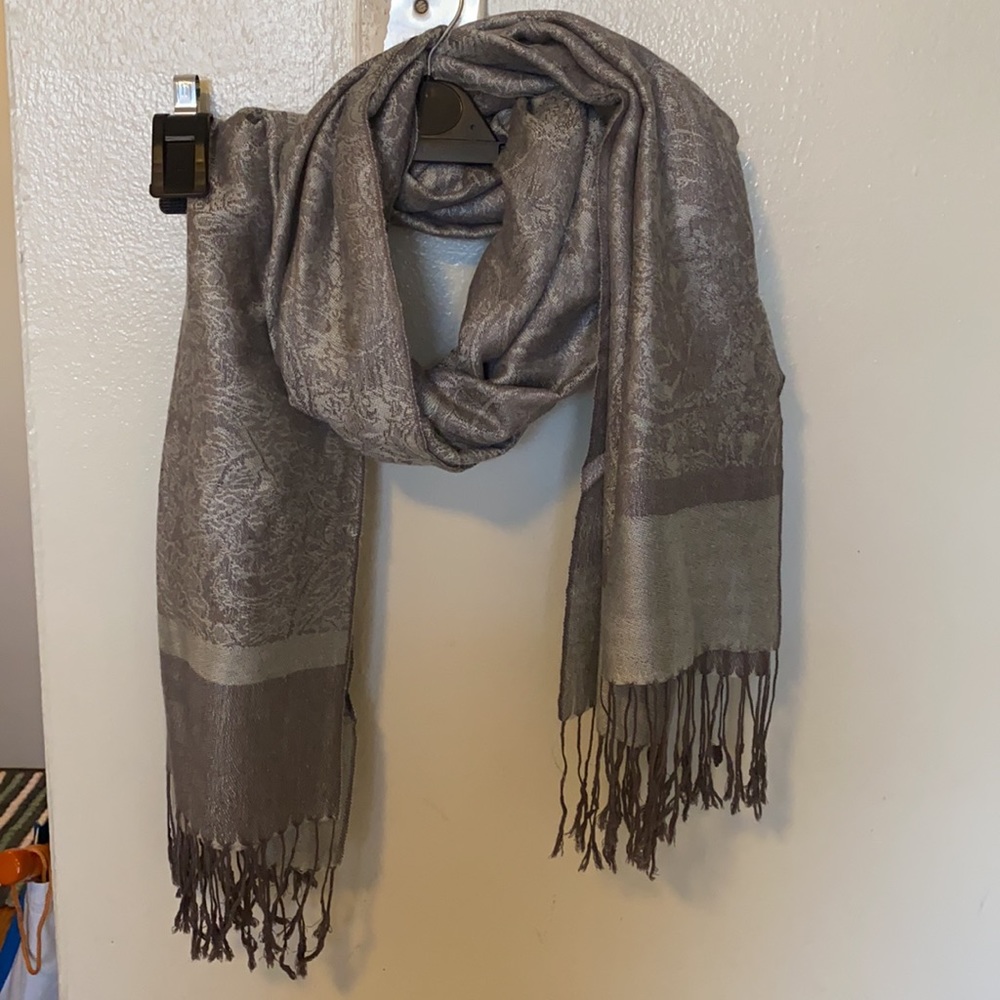 Nicole Marciano gray scarf